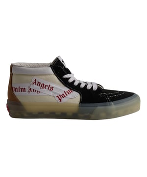 Zapatillas Vans Sk8-Mid Vlt Lx Palm Angels

La colaboración entre Palm Angels y Vault by Vans dio lugar a una reinterpretación del modelo Sk8-Mid VLT LX, fusionando la estética distintiva de Palm Angels con el legado clásico de Vans. 

Detalles:
- Zapato icónico de media caña.
- Parte superior de ante y lona.
- Plantilla Ultracush.
- Logotipo de Palm Angels impreso en los laterales.
- Etiqueta del logo tejida en la lengüeta.
- Cuello acolchado. 
- Suela de goma vulcanizada con patrón de waffle.
- Cordones planos.

Las zapatillas Vans son mucho más que un calzado: representan una actitud, un estilo de vida urbano y rebelde. Ya sea en su clásica silueta Old Skool, en las icónicas Slip-On o en las modernas colaboraciones con artistas y marcas, Vans sigue siendo un símbolo de autenticidad, creatividad y cultura alternativa.
 Composición: Exterior: Ante, Lona; Interior: Piel; Suela: Sintético
 Cuidados:
Limpiar con un cepillo suave y jabón neutro.
Evitar lavar en máquina.
Secar al aire, lejos del sol directo.