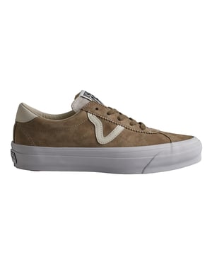 Zapatillas Vans Sport 73

Las Vans Sport 73 son un modelo clásico que se remonta a principios de los 90, ofreciendo un guiño nostálgico al calzado deportivo de la época con su diseño retro. Cuenta con rayas laterales en "V", forro de piel de plena flor en el cuello y cordones de algodón que se complementan con un lateral más brillante y costuras detalladas para un acabado de primera calidad. 

Detalles:
- Zapato icónico de caña baja.
- Parte superior de ante.
- Entresuela vulcanizada.
- Logotipo en la lengüeta y talón.
- Suela de goma.
- Cordones planos que eliminan los puntos de presión en el empeine para un ajuste perfecto y mayor comodidad.

Las zapatillas Vans son mucho más que un calzado: representan una actitud, un estilo de vida urbano y rebelde. Ya sea en su clásica silueta Old Skool, en las icónicas Slip-On o en las modernas colaboraciones con artistas y marcas, Vans sigue siendo un símbolo de autenticidad, creatividad y cultura alternativa.
 Composición: Exterior: Ante, Piel; Interior: Textil; Suela: Sintético
 Cuidados:
Limpiar con un cepillo suave y jabón neutro.
Evitar lavar en máquina.
Secar al aire, lejos del sol directo.