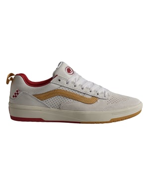 Turnschuhe Vans Zahba

 Die Vans Zahba Skateschuhe kombinieren ein modernes, stromlinienförmiges Design mit fortschrittlichen Technologien, um optimale Skateboard-Leistung zu bieten.

 Details:
 - Obermaterial aus Wildleder und Leder.
 - Gepolsterter Kragen.
 - Leicht gepolsterte Zunge.
 - DuraCap-Verstärkungen.
 - Impact Waffle.
 - VR3Cush-Einlegesohle.
 - Gewebtes Logo-Etikett.
 - SickStick-Sohle mit Waffelsilhouette.
 - Flache Schnürsenkel.

 Die Vans-Sneaker sind viel mehr als nur Schuhe: Sie repräsentieren eine Haltung, einen urbanen und rebellischen Lebensstil. Ob in seiner klassischen Old Skool-Silhouette, dem kultigen Slip-On oder modernen Kooperationen mit Künstlern und Marken, Vans bleibt ein Symbol für Authentizität, Kreativität und alternative Kultur.
 Komposition: Außenmaterial: Wildleder; Innenausstattung: Textil; Sohle: Synthetik
 Pflege:
Mit einer weichen Bürste und neutraler Seife reinigen.
 Vermeiden Sie Maschinenwäsche.
 An der Luft trocknen lassen, vor direkter Sonneneinstrahlung schützen.