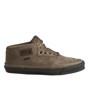 Zapatillas Vans Skate Half Cab Lx

Esta versión del clásico Vans UA OG Half Cab fue diseñada en colaboración con WTAPS de Tokio. Presenta una parte superior de ante gris-marrón y una suela oscura. La etiqueta de estilo industrial de WTAPS está cosida en el interior.

Detalles:
- Zapato icónico de caña media.
- Edición limitada de la colaboración con WTAPS.
- Etiqueta del logo tejida.
- Cordones planos.
- Suela vulcanizada con silueta de waffle.

Las zapatillas Vans son mucho más que un calzado: representan una actitud, un estilo de vida urbano y rebelde. Ya sea en su clásica silueta Old Skool, en las icónicas Slip-On o en las modernas colaboraciones con artistas y marcas, Vans sigue siendo un símbolo de autenticidad, creatividad y cultura alternativa.
 Composición: Exterior: Ante; Interior: Textil; Suela: Sintético
 Cuidados:
Limpiar con un cepillo suave y jabón neutro.
Evitar lavar en máquina.
Secar al aire, lejos del sol directo.