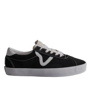 Vans Skate Sport Sneakers

 Van de lage open kraag en verlengde tong tot de gewaagde V-vormige zijstreep en de knallen van kleur: deze gevulkaniseerde sneakers met lage top combineren naadloos een skatelook met unieke retrodetails. Retro-geïnspireerde low-top sneakers met een laag profiel. Bovenwerk van grof suède en canvas met leren accenten. V-vormige zijstrepen voor een klassieke stijl.

 Details:
 - Retro gesneden sneakers met laag profiel.
 - Dik suède bovenwerk met leren details.
 - Gevulkaniseerde tussenzool.
 - V-strepen opzij met klassieke touch.
 - Rubberen wafelzool.
 - Platte veters elimineren drukpunten op de wreef voor een perfecte pasvorm en meer comfort.

 Vans sneakers zijn veel meer dan alleen schoenen: ze vertegenwoordigen een houding, een stedelijke en rebelse levensstijl. Of het nu gaat om hun klassieke Old Skool-silhouet, de iconische Slip-On of moderne samenwerkingen met artiesten en merken, Vans blijft een symbool van authenticiteit, creativiteit en alternatieve cultuur.
 Samenstelling: Buitenkant: Leer; Binnenkant: Leer, Textiel; Zool: Synthetisch
 Onderhoud:
Reinigen met een zachte borstel en neutrale zeep.
 Vermijd wassen in de wasmachine.
 Aan de lucht drogen, niet in direct zonlicht.