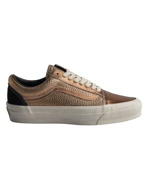 Zapatillas Vans Old Skool 36 Lx Precious Medals Bronze

Las Vans Old Skool 36 son unas zapatillas que nunca pasan de moda. Este modelo de skate existe desde los años 70 y representa el estilo de vida californiano. Su diseño sencillo y su legendaria suela vulcanizada las convierten en un clásico único en la historia de las zapatillas.

Detalles:
- Zapato icónico de caña baja con Sidestripe.
- Parte superior de piel texturizada.
- Acabado metálico.
- Entresuela vulcanizada.
- Suela de goma.
- Cordones planos que eliminan los puntos de presión en el empeine para un ajuste perfecto y mayor comodidad.

Las zapatillas Vans son mucho más que un calzado: representan una actitud, un estilo de vida urbano y rebelde. Ya sea en su clásica silueta Old Skool, en las icónicas Slip-On o en las modernas colaboraciones con artistas y marcas, Vans sigue siendo un símbolo de autenticidad, creatividad y cultura alternativa.
 Composición: Exterior: Piel; Interior: Textil; Suela: Sintético
 Cuidados:
Limpiar con un cepillo suave y jabón neutro.
Evitar lavar en máquina.
Secar al aire, lejos del sol directo.