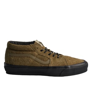 Zapatillas Vans Sk8-Mid Reissue 83

A principios de los años 90, en busca de más libertad y flexibilidad en su calzado, los patinadores habían comenzado a usar tijeras domésticas para cortar sus zapatillas altas más cerca de los tobillos. El icónico SK8-Mid se presentó como una respuesta directa a las necesidades en constante evolución de los patinadores y pronto se convirtió en un clásico.

Detalles:
- Zapato icónico de corte medio con Sidestripe delgado.
- Parte superior de ante.
- Etiqueta del logo tejida en la lengüeta.
- Plantilla Sola Foam All-Day-Comfort. 
- Entresuela vulcanizada.
- Suela de goma.
- Cordones redondos.
- Par extras de cordones.

Las zapatillas Vans son mucho más que un calzado: representan una actitud, un estilo de vida urbano y rebelde. Ya sea en su clásica silueta Old Skool, en las icónicas Slip-On o en las modernas colaboraciones con artistas y marcas, Vans sigue siendo un símbolo de autenticidad, creatividad y cultura alternativa.
 Composición: Exterior: Ante; Interior: Piel; Suela: Sintético
 Cuidados:
Limpiar con un cepillo suave y jabón neutro.
Evitar lavar en máquina.
Secar al aire, lejos del sol directo.