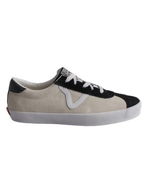 Zapatillas Vans Sport Low

Las zapatillas Sport de ante y caña baja de Vans, inspiradas en los emblemáticos diseños de la marca de los años 90, son toda una reinterpretación del modelo Skate Vans Sport original. Este modelo vulcanizado de caña baja, caracterizado tanto por su cuello abierto y más bajo de lo habitual como por su lengüeta alargada y banda lateral Sidestripe en forma de «V», combina a la perfección una estética inspirada en el mundo del skate con toda una serie de exclusivos detalles de estilo retro. 

Detalles:
- Zapatillas de caña ultrabaja y estilo retro.
- Palas gruesas de ante con detalles de cuero.
- Banda lateral Sidestripe en forma de «V»
- Cuello acolchado.
- Etiqueta del logo tejida.
- Suela con silueta waffle.
- Cordones planos.

Las zapatillas Vans son mucho más que un calzado: representan una actitud, un estilo de vida urbano y rebelde. Ya sea en su clásica silueta Old Skool, en las icónicas Slip-On o en las modernas colaboraciones con artistas y marcas, Vans sigue siendo un símbolo de autenticidad, creatividad y cultura alternativa.
 Composición: Exterior: Ante; Interior: Textil; Suela: Sintético
 Cuidados:
Limpiar con un cepillo suave y jabón neutro.
Evitar lavar en máquina.
Secar al aire, lejos del sol directo.