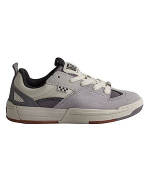 Zapatillas Vans Skate Mixxa

Las Skate Mixxa están profundamente influenciadas por una época en la que el skateboarding dio la bienvenida a algunos de los modelos más atrevidos y expresivos. Inspiradas en los archivos de Vans, estas zapatillas de materiales mixtos traen la tecnología progresista actual a la década del 2000.

Detalles:
- Zapato icónico de caña baja.
- Parte superior de ante, lona y sintético.
- Etiqueta del logo tejida.
- Plantilla de EVA.
- Lengüeta y cuello acolchados.
- Panel Ollie de gran tamaño.
- Cordones anchos.
- Duracap.
- Suela de copa.

Las zapatillas Vans son mucho más que un calzado: representan una actitud, un estilo de vida urbano y rebelde. Ya sea en su clásica silueta Old Skool, en las icónicas Slip-On o en las modernas colaboraciones con artistas y marcas, Vans sigue siendo un símbolo de autenticidad, creatividad y cultura alternativa.
 Composición: Exterior: Ante, Lona, Sintético; Interior: Textil; Suela: Sintético
 Cuidados:
Limpiar con un cepillo suave y jabón neutro.
Evitar lavar en máquina.
Secar al aire, lejos del sol directo.