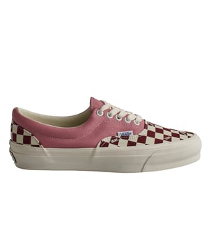 Vans Era LX Reissue 95 Foxglove Sneakers

 Die Vans LX Era, ursprünglich Vans #95 genannt, wurde 1976 veröffentlicht und von den legendären Z-Boys von Santa Monica populär gemacht. Sie waren die ersten Sneaker mit unserem berühmten gepolsterten Schaft, der den Komfort völlig revolutionierte, und sie sind nach wie vor bei Kreativen auf der ganzen Welt beliebt.

 Details:
 - Obermaterial aus Canvas.
 - Karierte Überzüge.
 - Gewebtes Logo-Etikett.
 - Klebeband mit hoher Fuchsresistenz.
 - Vulkanisierte Zwischensohle.
 - Gummisohle.
 - Flache Schnürsenkel vermeiden Druckstellen am Spann und sorgen so für eine perfekte Passform und mehr Komfort.

 Die Vans-Sneaker sind viel mehr als nur Schuhe: Sie repräsentieren eine Haltung, einen urbanen und rebellischen Lebensstil. Ob in seiner klassischen Old Skool-Silhouette, dem kultigen Slip-On oder modernen Kooperationen mit Künstlern und Marken, Vans bleibt ein Symbol für Authentizität, Kreativität und alternative Kultur.
 Komposition: Außen: Textil; Innenausstattung: Textil; Sohle: Synthetik
 Pflege:
Mit einer weichen Bürste und neutraler Seife reinigen.
 Vermeiden Sie Maschinenwäsche.
 An der Luft trocknen lassen, vor direkter Sonneneinstrahlung schützen.