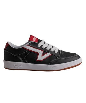 Sneakers Vans Lowland CC

 De Vans Lowland CC is een retro jaren 90 skateboard silhouet met een laag uitgesneden schacht en ComfyCush zool. Met een duurzaam leren bovenwerk en het traditionele Vans Flying-V logo heeft dit model een vertrouwde maar spannende nieuwe look.

 Details:
 - Iconische lage schoen met zijstreep.
 - Bovenwerk van leer.
 - "Flying V" logo.
 - ComfyCush-technologie.
 - Geweven logolabel.
 - Gevoerde kraag.
 - Zool met wafelprofiel.
 - Platte veters elimineren drukpunten op de wreef voor een perfecte pasvorm en meer comfort.

 Vans sneakers zijn veel meer dan alleen schoenen: ze vertegenwoordigen een houding, een stedelijke en rebelse levensstijl. Of het nu gaat om hun klassieke Old Skool-silhouet, de iconische Slip-On of moderne samenwerkingen met artiesten en merken, Vans blijft een symbool van authenticiteit, creativiteit en alternatieve cultuur.
 Samenstelling: Buitenkant: Suède, Canvas; Binnenkant: Textiel; Zool: Synthetisch
 Onderhoud:
Reinigen met een zachte borstel en neutrale zeep.
 Vermijd wassen in de wasmachine.
 Aan de lucht drogen, niet in direct zonlicht.