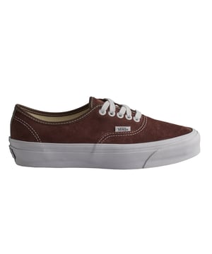 Zapatillas Vans Authentic Reissue 44

Las Vans Authentic Reissue 44 son una reinterpretación premium del modelo original Style 44, que debutó en 1966 y rápidamente se convirtió en un ícono entre los skaters de los años 70 debido a su durabilidad y tracción excepcionales.

Detalles:
- Zapato icónico de caña baja.
- Parte superior de ante.
- Plantilla Sola Foam All-Day-Comfort.
- Etiqueta del logo tejida.
- Suela con silueta waffle.
- Cordones planos que eliminan los puntos de presión en el empeine para un ajuste perfecto y mayor comodidad.
- Incluye un par de cordones extra.

Las zapatillas Vans son mucho más que un calzado: representan una actitud, un estilo de vida urbano y rebelde. Ya sea en su clásica silueta Old Skool, en las icónicas Slip-On o en las modernas colaboraciones con artistas y marcas, Vans sigue siendo un símbolo de autenticidad, creatividad y cultura alternativa.
 Composición: Exterior: Ante; Interior: Textil; Suela: Sintético
 Cuidados:
Limpiar con un cepillo suave y jabón neutro.
Evitar lavar en máquina.
Secar al aire, lejos del sol directo.