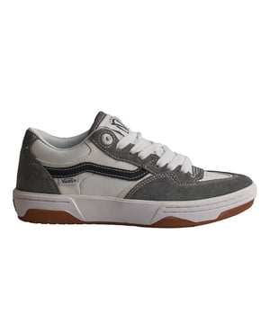 Turnschuhe Vans Rowan 2

 Das Design des Rowan 2 orientiert sich an klassischen Tennisschuhen und ist mit der ImpactWaffle-Technologie ausgestattet, einer Kombination aus der Dual-Density-Aufpralldämpfung des M1 und SickStick-Gummi, die außergewöhnlichen Aufprallschutz bietet, ohne das Boardgefühl zu beeinträchtigen.

 Details:
 - Obermaterial aus Wildleder und Leder.
 - Impactwaffle.
 - SickStick-Gummisohle.
 - Duracap-Verstärkungen.
 - Flache Schnürsenkel vermeiden Druckstellen am Spann und sorgen so für eine perfekte Passform und mehr Komfort.

 Die Vans-Sneaker sind viel mehr als nur Schuhe: Sie repräsentieren eine Haltung, einen urbanen und rebellischen Lebensstil. Ob in seiner klassischen Old Skool-Silhouette, dem kultigen Slip-On oder modernen Kooperationen mit Künstlern und Marken, Vans bleibt ein Symbol für Authentizität, Kreativität und alternative Kultur.
 Komposition: Außenmaterial: Wildleder, Leder; Innenausstattung: Textil; Sohle: Synthetik
 Pflege:
Mit einer weichen Bürste und neutraler Seife reinigen.
 Vermeiden Sie Maschinenwäsche.
 An der Luft trocknen lassen, vor direkter Sonneneinstrahlung schützen.