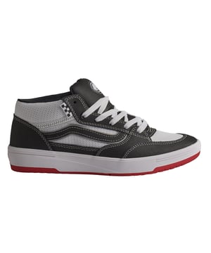 Zapatillas Vans Zahba Mid

El Vans Zahba Mid es el segundo modelo de la familia Zahba. Las probadas habilidades de rendimiento del Zahba Low se combinan con la clásica silueta Mid-Top. En consecuencia, obtienes la mejor sensación en la tabla y máxima flexibilidad gracias a la tecnología ImpactWaffle™. Para el legendario agarre, durabilidad y comodidad de Vans, también cuenta con goma SickStick™, puntera DURACAP™ y plantilla VR3Cush™.

Detalles:
- Silueta de caña media.
- Parte superior de piel y textil.
- Lengüeta y cuello acolchados.
- Refuerzos DuraCap.
- ImpactWaffle.
- Plantilla VR3Cush.
- Etiqueta del logo tejida.
- Suela SickStick con silueta waffle.
- Cordones planos.

Las zapatillas Vans son mucho más que un calzado: representan una actitud, un estilo de vida urbano y rebelde. Ya sea en su clásica silueta Old Skool, en las icónicas Slip-On o en las modernas colaboraciones con artistas y marcas, Vans sigue siendo un símbolo de autenticidad, creatividad y cultura alternativa.
 Composición: Exterior: Piel, Textil; Interior: Textil; Suela: Sintético
 Cuidados:
Limpiar con un cepillo suave y jabón neutro.
Evitar lavar en máquina.
Secar al aire, lejos del sol directo.