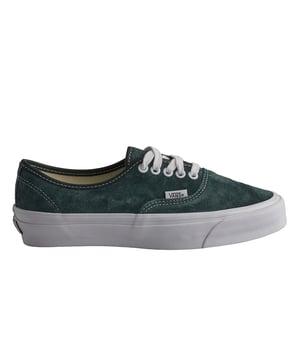 Vans Authentic Reissue 44 Sneakers

 Der Vans Authentic Reissue 44 ist eine hochwertige Neuinterpretation des ursprünglichen Modells Style 44, das 1966 auf den Markt kam und aufgrund seiner außergewöhnlichen Haltbarkeit und Traktion schnell zu einer Ikone unter den Skatern der 70er Jahre wurde.

 Details:
 - Kultiger Low-Top-Schuh.
 - Obermaterial aus Wildleder.
 - Sola Foam All-Day-Comfort-Einlegesohle.
 - Gewebtes Logo-Etikett.
 - Enthält ein zusätzliches Paar Schnürsenkel.
 - Sohle mit Waffel-Silhouette.
 - Flache Schnürsenkel vermeiden Druckstellen am Spann und sorgen so für eine perfekte Passform und mehr Komfort.
 - Enthält ein zusätzliches Paar Schnürsenkel.

 Die Vans-Sneaker sind viel mehr als nur Schuhe: Sie repräsentieren eine Haltung, einen urbanen und rebellischen Lebensstil. Ob in seiner klassischen Old Skool-Silhouette, dem kultigen Slip-On oder modernen Kooperationen mit Künstlern und Marken, Vans bleibt ein Symbol für Authentizität, Kreativität und alternative Kultur.
 Komposition: Außenmaterial: Wildleder; Innenausstattung: Textil; Sohle: Synthetik
 Pflege:
Mit einer weichen Bürste und neutraler Seife reinigen.
 Vermeiden Sie Maschinenwäsche.
 An der Luft trocknen lassen, vor direkter Sonneneinstrahlung schützen.