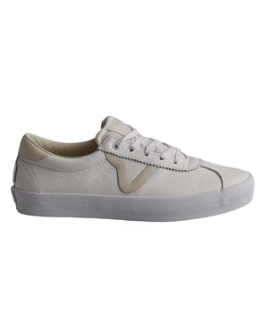 Zapatillas Vans Skate Sport

Desde el cuello bajo abierto y la lengüeta extendida hasta la llamativa franja lateral en "V" y los toques de color, estas zapatillas bajas vulcanizadas combinan a la perfección un look de skate con detalles retro únicos. Zapatillas bajas de corte retro con perfil bajo. Parte superior de ante grueso y lona con detalles de cuero. Franjas laterales en "V" con estilo clásico.

Detalles:
- Zapatillas bajas de corte retro con perfil bajo.
- Parte superior de ante grueso y lona con detalles de cuero.
- Entresuela vulcanizada.
- Franjas laterales en "V" con un toque clásico.
- Suela de goma.
- Cordones planos que eliminan los puntos de presión en el empeine para un ajuste perfecto y mayor comodidad.

Las zapatillas Vans son mucho más que un calzado: representan una actitud, un estilo de vida urbano y rebelde. Ya sea en su clásica silueta Old Skool, en las icónicas Slip-On o en las modernas colaboraciones con artistas y marcas, Vans sigue siendo un símbolo de autenticidad, creatividad y cultura alternativa.
 Composición: Exterior: Piel; Textil; Interior: Piel, Textil; Suela: Sintético
 Cuidados:
Limpiar con un cepillo suave y jabón neutro.
Evitar lavar en máquina.
Secar al aire, lejos del sol directo.