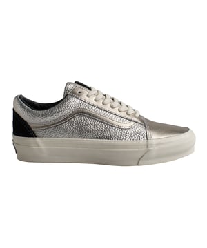 Zapatillas Vans Old Skool 36 Lx Precious Medals Silver

Las Vans Old Skool 36 son unas zapatillas que nunca pasan de moda. Este modelo de skate existe desde los años 70 y representa el estilo de vida californiano. Su diseño sencillo y su legendaria suela vulcanizada las convierten en un clásico único en la historia de las zapatillas.

Detalles:
- Zapato icónico de caña baja con Sidestripe.
- Parte superior de piel texturizada.
- Acabado metalizado.
- Entresuela vulcanizada.
- Suela de goma.
- Cordones planos que eliminan los puntos de presión en el empeine para un ajuste perfecto y mayor comodidad.

Las zapatillas Vans son mucho más que un calzado: representan una actitud, un estilo de vida urbano y rebelde. Ya sea en su clásica silueta Old Skool, en las icónicas Slip-On o en las modernas colaboraciones con artistas y marcas, Vans sigue siendo un símbolo de autenticidad, creatividad y cultura alternativa.
 Composición: Exterior: Piel; Interior: Textil; Suela: Sintético
 Cuidados:
Limpiar con un cepillo suave y jabón neutro.
Evitar lavar en máquina.
Secar al aire, lejos del sol directo.