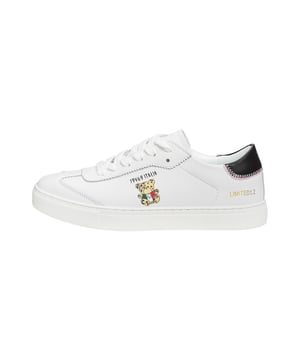 19v69 ITALIA Damen-Sneaker NIKA setzt mit farbigem Wappenprint und schwarzen Akzenten stilvolle Highlights. Die hochwertige Lederoptik sorgt für einen edlen Look – perfekt für trendbewusste Alltags-Outfits.