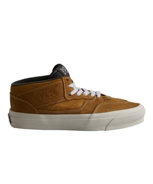 Vans Half Cab Reissue 33 Turnschuhe

 Der Vans Half Cab Reissue 33 LX wurde für modernes Skateboarding entwickelt und neu gestaltet, um mehr Leistungsvorteile zu bieten und gleichzeitig den klassischen Stil beizubehalten, den Sie kennen und lieben. Das Obermaterial ist mit braunem Wildleder überzogen und mit einer geformten Fersenkappe sowie inneren Zungenriemen ausgestattet, die Ihnen bei Bedarf Halt geben. Die PopCush-Dämpfung unter den Füßen sorgt für eine hohe Energierückgabe und Aufprallschutz, während die Gummilaufsohlen aus dem bislang griffigsten Gummi der Marke hergestellt werden.

 Details:
 - Obermaterial aus Wildleder.
 - Vulkanisierte Zwischensohle.
 - Gummisohle.
 - Flache Schnürsenkel vermeiden Druckstellen am Spann und sorgen so für eine perfekte Passform und mehr Komfort.

 Die Vans-Sneaker sind viel mehr als nur Schuhe: Sie repräsentieren eine Haltung, einen urbanen und rebellischen Lebensstil. Ob in seiner klassischen Old Skool-Silhouette, dem kultigen Slip-On oder modernen Kooperationen mit Künstlern und Marken, Vans bleibt ein Symbol für Authentizität, Kreativität und alternative Kultur.
 Komposition: Außenmaterial: Wildleder; Innenausstattung: Textil; Sohle: Synthetik
 Pflege:
Mit einer weichen Bürste und neutraler Seife reinigen.
 Vermeiden Sie Maschinenwäsche.
 An der Luft trocknen lassen, vor direkter Sonneneinstrahlung schützen.