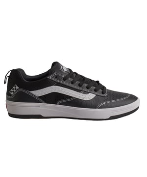 Turnschuhe Vans Zahba

 Die Vans Zahba Skateschuhe kombinieren ein modernes, stromlinienförmiges Design mit fortschrittlichen Technologien, um optimale Skateboard-Leistung zu bieten.

 Details:
 - Obermaterial aus Leder und Textil.
 - Gepolsterter Kragen.
 - Leicht gepolsterte Zunge.
 - DuraCap-Verstärkungen.
 - Impact Waffle.
 - VR3Cush-Einlegesohle.
 - Gewebtes Logo-Etikett.
 - SickStick-Sohle mit Waffelsilhouette.
 - Flache Schnürsenkel.

 Die Vans-Sneaker sind viel mehr als nur Schuhe: Sie repräsentieren eine Haltung, einen urbanen und rebellischen Lebensstil. Ob in seiner klassischen Old Skool-Silhouette, dem kultigen Slip-On oder modernen Kooperationen mit Künstlern und Marken, Vans bleibt ein Symbol für Authentizität, Kreativität und alternative Kultur.
 Komposition: Außen: Leder, Textil; Innenausstattung: Textil; Sohle: Synthetik
 Pflege:
Mit einer weichen Bürste und neutraler Seife reinigen.
 Vermeiden Sie Maschinenwäsche.
 An der Luft trocknen lassen, vor direkter Sonneneinstrahlung schützen.