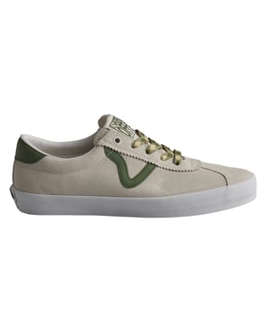 Zapatillas Vans Sport Low

Las zapatillas Sport de ante y caña baja de Vans, inspiradas en los emblemáticos diseños de la marca de los años 90, son toda una reinterpretación del modelo Skate Vans Sport original. Este modelo vulcanizado de caña baja, caracterizado tanto por su cuello abierto y más bajo de lo habitual como por su lengüeta alargada y banda lateral Sidestripe en forma de «V», combina a la perfección una estética inspirada en el mundo del skate con toda una serie de exclusivos detalles de estilo retro. 

Detalles:
- Zapatillas de caña ultrabaja y estilo retro.
- Palas gruesas de ante con detalles de cuero.
- Banda lateral Sidestripe en forma de «V»
- Cuello acolchado.
- Etiqueta del logo tejida.
- Suela con silueta waffle.
- Cordones planos.

Las zapatillas Vans son mucho más que un calzado: representan una actitud, un estilo de vida urbano y rebelde. Ya sea en su clásica silueta Old Skool, en las icónicas Slip-On o en las modernas colaboraciones con artistas y marcas, Vans sigue siendo un símbolo de autenticidad, creatividad y cultura alternativa.
 Composición: Exterior: Ante; Interior: Textil; Suela: Sintético
 Cuidados:
Limpiar con un cepillo suave y jabón neutro.
Evitar lavar en máquina.
Secar al aire, lejos del sol directo.