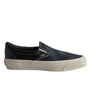 Zapatillas Lx Slip-On Reissue 98

Inmediatamente después de su lanzamiento en 1979, el Style 98 fue acogido con entusiasmo por los ciclistas y patinadores de BMX, especialmente en el sur de California. Su estatus como símbolo de rebeldía, independencia y juventud se consolidó en los años siguientes, convirtiéndose en un calzado esencial en la moda, la música y el cine.

Detalles:
- Zapatilla sin cordones exclusiva.
- Parte superior lona con acabado brillante.
- Pared lateral más alta.
- Plantilla Sola Foam All-Day-Comfort.
- Forro de cuello de piel flor.
- Etiqueta tejida con la bandera.
- Suela de goma vulcanizada con patrón de waffle.

Las zapatillas Vans son mucho más que un calzado: representan una actitud, un estilo de vida urbano y rebelde. Ya sea en su clásica silueta Old Skool, en las icónicas Slip-On o en las modernas colaboraciones con artistas y marcas, Vans sigue siendo un símbolo de autenticidad, creatividad y cultura alternativa.
 Composición: Exterior: Lona; Interior: Textil; Suela: Sintético
 Cuidados:
Limpiar con un cepillo suave y jabón neutro.
Evitar lavar en máquina.
Secar al aire, lejos del sol directo.