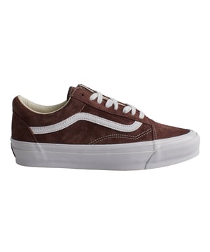 Vans Lx Old Skool Turnschuhe

 Der Vans Old Skool ist ein Sneaker, der nie aus der Mode kommt. Dieses Skateboard-Modell gibt es seit den 1970er Jahren und repräsentiert den kalifornischen Lebensstil. Ihr schlichtes Design und die legendäre vulkanisierte Sohle machen sie zu einem einzigartigen Klassiker in der Geschichte der Sneakers.

 Details:
 - Kultiger Low-Top-Schuh mit Seitenstreifen.
 - Obermaterial aus strapazierfähigem Wildleder und Canvas.
 - Vulkanisierte Zwischensohle.
 - Gummisohle.
 - Flache Schnürsenkel vermeiden Druckstellen am Spann und sorgen so für eine perfekte Passform und mehr Komfort.

 Die Vans-Sneaker sind viel mehr als nur Schuhe: Sie repräsentieren eine Haltung, einen urbanen und rebellischen Lebensstil. Ob in seiner klassischen Old Skool-Silhouette, dem kultigen Slip-On oder modernen Kooperationen mit Künstlern und Marken, Vans bleibt ein Symbol für Authentizität, Kreativität und alternative Kultur.
 Komposition: Außenmaterial: Wildleder, Leder; Innenausstattung: Textil; Sohle: Synthetik
 Pflege:
Mit einer weichen Bürste und neutraler Seife reinigen.
 Vermeiden Sie Maschinenwäsche.
 An der Luft trocknen lassen, vor direkter Sonneneinstrahlung schützen.
