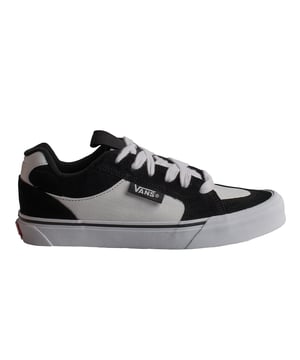 Zapatillas Vans Chukka Push

Las Vans Chukka Push son unas zapatillas que fusionan la estética del skate de los años 90 con detalles contemporáneos. Este modelo se distingue por su diseño sin la clásica banda lateral de Vans, rindiendo homenaje a la herencia de la marca mientras incorpora elementos modernos que lo hacen destacar. 

Detalles:
- Parte superior de ante y lona.
- Cuello acolchado.
- Lengüeta esponjada.
- Etiqueta del logo tejida.
- Suela de goma con la silueta de waffle.
- Cordones planos que eliminan los puntos de presión en el empeine para un ajuste perfecto y mayor comodidad.

Las zapatillas Vans son mucho más que un calzado: representan una actitud, un estilo de vida urbano y rebelde. Ya sea en su clásica silueta Old Skool, en las icónicas Slip-On o en las modernas colaboraciones con artistas y marcas, Vans sigue siendo un símbolo de autenticidad, creatividad y cultura alternativa.
 Composición: Exterior: Ante, Textil; Interior: Textil; Suela: Sintético
 Cuidados:
Limpiar con un cepillo suave y jabón neutro.
Evitar lavar en máquina.
Secar al aire, lejos del sol directo.