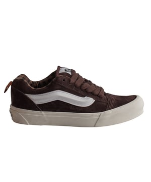 Zapatillas Vans Knu Skool

Las zapatillas Knu Skool, caracterizadas por su lengüeta acolchada, banda lateral Sidestripe tridimensional, y cordones gruesos y de gran tamaño, son toda una reinterpretación contemporánea de un modelo clásico de los 90. Dotado de una silueta cuanto menos provocadora, así como de toda una serie de sorprendentes detalles, el modelo Knu Skool reinventa el modelo Old School original mediante la combinación de algunas de las características más emblemáticas de este modelo del pasado con las tendencias actuales.

Detalles:
- Modelo de caña baja de los 90 reeditado.
- Cuello y lengüeta acolchados.
- Banda lateral Sidestripe™ moldeada en 3D.
- Parte superior de ante.
- Etiqueta tejida en la lengüeta. 
- Distintiva suela waffle de caucho.
- Cordones planos gruesos.

Las zapatillas Vans son mucho más que un calzado: representan una actitud, un estilo de vida urbano y rebelde. Ya sea en su clásica silueta Old Skool, en las icónicas Slip-On o en las modernas colaboraciones con artistas y marcas, Vans sigue siendo un símbolo de autenticidad, creatividad y cultura alternativa.
 Composición: Exterior: Piel; Interior: Textil; Suela: Sintético
 Cuidados:
Limpiar con un cepillo suave y jabón neutro.
Evitar lavar en máquina.
Secar al aire, lejos del sol directo.