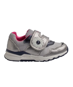 Las zapatillas niña Geox combinan diseño moderno y confort para acompañar a las más pequeñas en sus aventuras diarias. Con un estilo deportivo y colores atractivos, estas zapatillas para niña ofrecen una apariencia versátil y funcional.

Detalles:
- Transpirables.
- Tipo de cierre: De velcro en el empeine.
- Suela antideslizante.
- La suela perforada permite que los pies transpiren de forma natural.
- Plantilla antibacteriana.
- Sistema flexy.
- Geox Respira: Tecnología diseñada para garantizar la mejor circulación del aire posible y mantener el cuerpo a una temperatura óptima. El sistema proporciona el máximo confort gracias a la transpirabilidad y un alto grado de regulación de la temperatura.

Las zapatillas Geox para niñas son la combinación perfecta de estilo, comodidad y funcionalidad. Su diseño deportivo con cierre de velcro facilita su uso diario, mientras que la tecnología transpirable de Geox mantiene los pies frescos y cómodos.
 Composición: Exterior: Ecopiel, Textil; Interior: Textil; Suela: Goma; Plantilla: Textil
 Cuidados:
Usar un paño húmedo o cepillo suave.
No lavar en máquina.
Dejar secar al aire, sin sol directo ni calor.