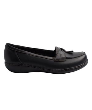 Designed with a smooth leather finish and contrast stitching, our new-season casual loafer combines comfort and elegance in a classic silhouette. Its minimalist tassel design adds a sophisticated and timeless touch, ideal for everyday wear.

 Details:
 - Durable black leather upper.
 - Tip type: Round.
 - Heel type: Flat.
 - Front tassel detail.
 - Closure: Slip on.
 - Cushioned insole.
 - Non-slip sole.

 These women's loafers are the perfect choice for those looking for style without compromising comfort, ideal for pairing with formal or casual looks with a refined touch. They also feature tassel details and a flexible construction that will keep you on your feet all day.
 Composition: Exterior: Leather; Interior: Eco-leather; Sole: Rubber; Insole: Textile
 Care:
Use a soft, slightly damp cloth.
 Avoid prolonged exposure to the sun.
 Protect from moisture.