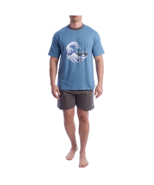 Short-sleeved and short-pants pajamas, model KL30000.

 The men's pajamas combine a short-sleeved round-neck T-shirt and shorts.
 Made of soft and breathable materials, it ensures comfort throughout the night.
 Ideal for any season, this set offers a perfect balance between style and comfort for a restful night's sleep.

 Exclusive designs and a variety of prints: The men's summer pajamas are available in a wide range of exclusive designs and prints, allowing you to choose from different styles that reflect your personality and taste. From prints to stripes, each pajama offers a unique and special touch.

 Easy Care & Durability: Made from durable cotton, the men's pajamas are easy to machine wash and maintain their softness, color and shape wash after wash. This easy maintenance ensures that the pajamas remain a favorite item in your wardrobe, offering durability and practicality over time, especially during the warmer seasons.

 Men's summer pajamas, the perfect gift for Father's Day, anniversary, Christmas, New Year, birthday, and much more!

 Choose style, quality and comfort with Kisses&Love!
 Composition: 100% Cotton
 Care:
Wash at maximum temperature 30º.
 Dry at low temperature.
 Do not use bleach.
 Do not iron.
 Do not dry clean.