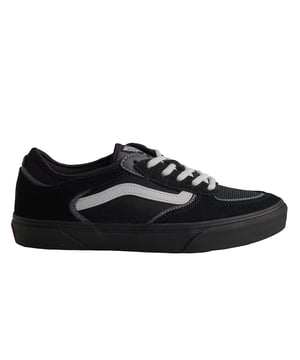 Rowley Skateschoenen Vans

 Een geweldige terugkeer voor het Rowley-model, waarvan het ontwerp hielp het eerste decennium na 2000 te leiden.
 Op de hielen van elke schoen staan de nummers "66/99" gestempeld, ter herinnering aan het jaar waarin Vans werd opgericht en de eerste release van de schoen.
 De schoen heeft een duurzaam bovenwerk van suède en textiel, synthetische details, de iconische zijstreep van Vans en een rubberen buitenzool met wafelstructuur.

 Details:
 - Iconische lage schoen met zijstreep.
 - Bovenwerk van suède, canvas en leer.
 - Licht gewatteerde tong en kraag.
 - POPCUSH-sjablonen.
 - Geweven logolabel op tong.
 - Rubberen zool.
 - Half platte veters.

 Vans sneakers zijn veel meer dan alleen schoenen: ze vertegenwoordigen een houding, een stedelijke en rebelse levensstijl. Of het nu gaat om hun klassieke Old Skool-silhouet, de iconische Slip-On of moderne samenwerkingen met artiesten en merken, Vans blijft een symbool van authenticiteit, creativiteit en alternatieve cultuur.
 Samenstelling: Buitenkant: Suède, Canvas, Leer; Binnenkant: Textiel; Zool: Synthetisch
 Onderhoud:
Reinigen met een zachte borstel en neutrale zeep.
 Vermijd wassen in de wasmachine.
 Aan de lucht drogen, niet in direct zonlicht.