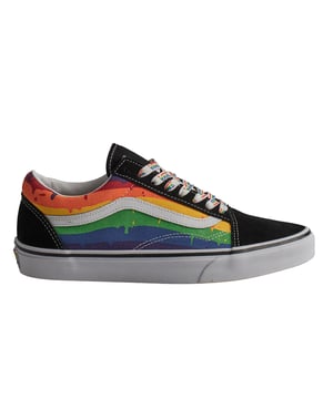 Vans Old Skool Rainbow Drip Sneakers

 Der Vans Skate Old Skool ist ein klassischer Schuh, der für modernes Skateboarding neu erfunden wurde. Diese Schuhe bestehen aus einem Obermaterial aus strapazierfähigem Wildleder und Canvas und sind an stark beanspruchten Stellen mit DURACAP™-Materialien verstärkt. Sie bieten überragende Haltbarkeit und halten auch starker Beanspruchung auf dem Board stand.

 Details:
 - Kultiger Low-Top-Schuh mit Seitenstreifen.
 - Obermaterial aus Wildleder und Canvas.
 - Pro Vulc Lite-Konstruktion.
 - Gewebtes Logo-Etikett.
 - DuraCap-Verstärkungen.
 - PopCush-Vorlage.
 - SickStick-Sohle mit Waffelsilhouette.
 - Flache Schnürsenkel vermeiden Druckstellen am Spann und sorgen so für eine perfekte Passform und mehr Komfort.

 Die Vans-Sneaker sind viel mehr als nur Schuhe: Sie repräsentieren eine Haltung, einen urbanen und rebellischen Lebensstil. Ob in seiner klassischen Old Skool-Silhouette, dem kultigen Slip-On oder modernen Kooperationen mit Künstlern und Marken, Vans bleibt ein Symbol für Authentizität, Kreativität und alternative Kultur.
 Komposition: Außenmaterial: Wildleder, Canvas; Innenausstattung: Textil; Sohle: Synthetik
 Pflege:
Mit einer weichen Bürste und neutraler Seife reinigen.
 Vermeiden Sie Maschinenwäsche.
 An der Luft trocknen lassen, vor direkter Sonneneinstrahlung schützen.