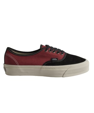 Zapatillas Vans Authentic Reissue 44

Las Vans Authentic Reissue 44 son una reinterpretación premium del modelo original Style 44, que debutó en 1966 y rápidamente se convirtió en un ícono entre los skaters de los años 70 debido a su durabilidad y tracción excepcionales.

Detalles:
- Zapato icónico de caña baja.
- Parte superior de ante y textil.
- Plantilla Sola Foam All-Day-Comfort.
- Etiqueta del logo tejida.
- Incluyen par de cordones extras.
- Suela con silueta waffle.
- Cordones planos que eliminan los puntos de presión en el empeine para un ajuste perfecto y mayor comodidad.
- Incluye un par de cordones extra.

Las zapatillas Vans son mucho más que un calzado: representan una actitud, un estilo de vida urbano y rebelde. Ya sea en su clásica silueta Old Skool, en las icónicas Slip-On o en las modernas colaboraciones con artistas y marcas, Vans sigue siendo un símbolo de autenticidad, creatividad y cultura alternativa.
 Composición: Exterior: Textil, Ante; Interior: Textil; Suela: Sintético
 Cuidados:
Limpiar con un cepillo suave y jabón neutro.
Evitar lavar en máquina.
Secar al aire, lejos del sol directo.
