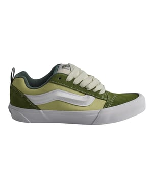 Zapatillas Vans Knu Skool

Las zapatillas Knu Skool, caracterizadas por su lengüeta acolchada, banda lateral Sidestripe tridimensional, y cordones gruesos y de gran tamaño, son toda una reinterpretación contemporánea de un modelo clásico de los 90. Dotado de una silueta cuanto menos provocadora, así como de toda una serie de sorprendentes detalles, el modelo Knu Skool reinventa el modelo Old School original mediante la combinación de algunas de las características más emblemáticas de este modelo del pasado con las tendencias actuales.

Detalles:
- Modelo de caña baja de los 90 reeditado.
- Cuello y lengüeta acolchados.
- Banda lateral Sidestripe™ moldeada en 3D.
- Parte superior de ante y textil.
- Etiqueta tejida en la lengüeta. 
- Distintiva suela waffle de caucho.
- Cordones planos gruesos.

Las zapatillas Vans son mucho más que un calzado: representan una actitud, un estilo de vida urbano y rebelde. Ya sea en su clásica silueta Old Skool, en las icónicas Slip-On o en las modernas colaboraciones con artistas y marcas, Vans sigue siendo un símbolo de autenticidad, creatividad y cultura alternativa.
 Composición: Exterior: Ante; Interior: Textil; Suela: Sintético
 Cuidados:
Limpiar con un cepillo suave y jabón neutro.
Evitar lavar en máquina.
Secar al aire, lejos del sol directo.
