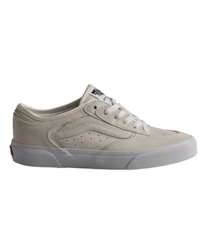 Zapatillas Vans Rowley Classic

Completamente rediseñadas para la práctica moderna del skate y confeccionadas con el legado de la marca como base, este épico diseño vulcanizado rinde homenaje a la leyenda del skate que ha dejado su impronta en la nueva generación de patinadores y ofrece más de lo que estos necesitan para fomentar su estilo y una progresión óptima.

Detalles:
- Zapato icónico de caña baja con Sidestripe.
- Parte superior de ante.
- Lengüeta y cuello ligeramente esponjados.
- Refuerzos DURACAP.
- Plantillas POPCUSH.
- Etiqueta del logo tejida en lengüeta.
- Suela SickStick de goma.
- Cordones planos.

Las zapatillas Vans son mucho más que un calzado: representan una actitud, un estilo de vida urbano y rebelde. Ya sea en su clásica silueta Old Skool, en las icónicas Slip-On o en las modernas colaboraciones con artistas y marcas, Vans sigue siendo un símbolo de autenticidad, creatividad y cultura alternativa.
 Composición: Exterior: Ante, Lona, Piel; Interior: Textil; Suela: Sintético
 Cuidados:
Limpiar con un cepillo suave y jabón neutro.
Evitar lavar en máquina.
Secar al aire, lejos del sol directo.