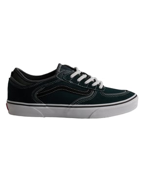 Zapatillas Vans Skate Rowley

Un gran regreso del modelo Rowley, cuyo diseño ayudó a liderar en la primera década después del año 2000.
Estampados en los talones de cada zapato están los números "66/99", que conmemoran el año en que se fundó Vans y el primer lanzamiento del zapato.
El calzado cuenta con una parte superior de gamuza y tela duradera, detalles sintéticos, la icónica franja lateral de Vans y una suela exterior de goma característica con textura de gofre.

Detalles:
- Zapato icónico de caña baja con Sidestripe.
- Parte superior de ante, lona y  piel.
- Lengüeta y cuello ligeramente esponjados.
- Plantillas POPCUSH.
- Etiqueta del logo tejida en lengüeta.
- Suela de goma.
- Cordones semi planos.

Las zapatillas Vans son mucho más que un calzado: representan una actitud, un estilo de vida urbano y rebelde. Ya sea en su clásica silueta Old Skool, en las icónicas Slip-On o en las modernas colaboraciones con artistas y marcas, Vans sigue siendo un símbolo de autenticidad, creatividad y cultura alternativa.
 Composición: Exterior: Ante, Lona, Piel; Interior: Textil; Suela: Sintético
 Cuidados:
Limpiar con un cepillo suave y jabón neutro.
Evitar lavar en máquina.
Secar al aire, lejos del sol directo.