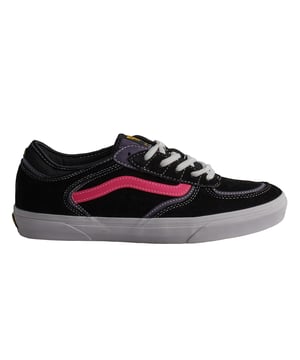 Zapatillas Vans Skate Rowley

Un gran regreso del modelo Rowley, cuyo diseño ayudó a liderar en la primera década después del año 2000.
Estampados en los talones de cada zapato están los números "66/99", que conmemoran el año en que se fundó Vans y el primer lanzamiento del zapato.
El calzado cuenta con una parte superior de gamuza y tela duradera, detalles sintéticos, la icónica franja lateral de Vans y una suela exterior de goma característica con textura de gofre.

Detalles:
- Zapato icónico de caña baja con Sidestripe.
- Parte superior de ante, lona y  piel.
- Lengüeta y cuello ligeramente esponjados.
- Plantillas POPCUSH.
- Etiqueta del logo tejida en lengüeta.
- Suela de goma.
- Cordones semi planos.

Las zapatillas Vans son mucho más que un calzado: representan una actitud, un estilo de vida urbano y rebelde. Ya sea en su clásica silueta Old Skool, en las icónicas Slip-On o en las modernas colaboraciones con artistas y marcas, Vans sigue siendo un símbolo de autenticidad, creatividad y cultura alternativa.
 Composición: Exterior: Ante, Lona, Piel; Interior: Textil; Suela: Sintético
 Cuidados:
Limpiar con un cepillo suave y jabón neutro.
Evitar lavar en máquina.
Secar al aire, lejos del sol directo.