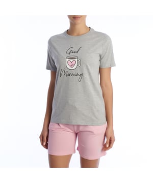 Sommerpyjama der Marke Kisses&Love.
 Damenpyjama mit Kurzarm-T-Shirt und Shorts.
 Das T-Shirt hat einen Rundhalsausschnitt und Armausschnitte in Kontrastfarbe sowie einen Aufdruck in der Mitte. Der Druck lässt sich perfekt mit den Shorts kombinieren.
 Das T-Shirt besteht aus Baumwolle, einem perfekten Stoff für Sommernächte, da er atmungsaktiv, weich und zart auf der Haut ist.
 Elastischer Bund.
 Markenlogo auf dem T-Shirt-Aufdruck und auf dem Etikett.
 Nähte im Ton sichtbar.

 Der Sommer-Damenpyjama für Damen ist das perfekte Kleidungsstück, um warme Nächte mit Stil und Komfort zu genießen. Dieser Damenpyjama, der speziell für die Frühjahr-Sommer-Saison entworfen wurde, vereint Leichtigkeit, Weichheit und ein elegantes Design, das für Frische und Komfort während der Ruhezeiten sorgt.

 Wählen Sie Stil, Qualität und Komfort mit Kisses&Love!
 Komposition: 100% Baumwolle
 Pflege:
Akzeptieren Sie die Waschmaschine bei maximaler Temperatur. von 30º.
 Es ist weder Bleichmittel noch anderen Chloraten beständig.
 Widersteht dem Bügeln nicht.
 Widersteht einer chemischen Reinigung nicht.
 Hält dem Trockner nicht stand.