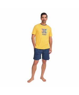Dieser kurzärmelige Pyjama für Herren vereint Komfort und Stil in einem frischen und entspannten Set, perfekt, um bequem auszuruhen und auch zu Hause gut auszusehen.

 Details:

 T-Shirt:
 - Lockere Passform.
 - Rundhalsausschnitt.
 - Kurze Ärmel.
 - Frontdruck.

 Kurz:
 - Kurz und weit.
 - Seitentaschen.
 - Elastischer Bund.
 - Leichter und kühler Stoff für die wärmsten Nächte.
 - Ton-in-Ton sichtbare Nähte.

 Für alle, die eine erholsame Nachtruhe wünschen, sind die luxuriösen Kurzarm-Pyjama-Sets von MUNICH genau das Richtige. Dieser bequeme und modische Kurzarm-Schlafanzug für Herren wird aus den feinsten Stoffen und mit einer in der Branche unübertroffenen Liebe zum Detail gefertigt und garantiert Ihnen jede Nacht einen erholsamen Schlaf.
 Komposition: T-Shirt: 50 % Modal, 50 % Baumwolle; Shorts: 50 % Modal, 50 % Baumwolle
 Pflege:
Maschinenwäsche max. 30ºC.
 Verwenden Sie ein mildes Reinigungsmittel.
 Vermeiden Sie Bleichmittel.
 Bei niedriger Temperatur trocknen.
 Vorsichtig bügeln, denn dieser Temperatur kann zu leichten bis mittleren Temperaturen führen.