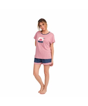 Dieser kurzärmlige Damenpyjama vereint Komfort und Stil in einem frischen und entspannten Set, perfekt, um bequem auszuruhen und auch zu Hause gut auszusehen. Dieses in sanften Farbtönen und leichten Materialien gefertigte Kleidungsstück ist ideal für warme Nächte oder für die entspannten Tage, an denen Sie sich wohlfühlen möchten, ohne auf Stil zu verzichten.

 Details:

 T-Shirt:
 - Lockere Passform.
 - Rundhalsausschnitt.
 - Kurze Ärmel.
 - Frontdruck.

 Kurz:
 - Kurz und weit.
 - Seitentaschen.
 - Elastischer Bund.
 - Leichter und kühler Stoff für die wärmsten Nächte.

 Für alle, die eine erholsame Nachtruhe wünschen, sind die luxuriösen Kurzarm-Pyjama-Sets von MUNICH genau das Richtige. Dieser bequeme und modische kurzärmlige Damenpyjama wird aus den feinsten Stoffen und mit einer in der Branche unübertroffenen Liebe zum Detail gefertigt und sorgt dafür, dass Sie jede Nacht luxuriös schlafen.
 Komposition: T-Shirt: 50 % Modal, 50 % Baumwolle; Shorts: 50 % Modal, 50 % Viskose
 Pflege:
Maschinenwäsche max. 30ºC.
 Verwenden Sie ein mildes Reinigungsmittel.
 Vermeiden Sie Bleichmittel.
 Bei niedriger Temperatur trocknen.
 Vorsichtig bügeln, denn dieser Temperatur kann zu leichten bis mittleren Temperaturen führen.