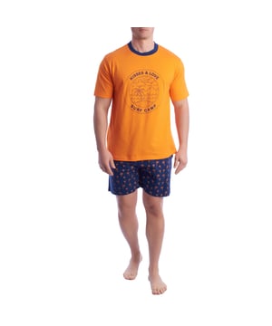 Short-sleeved and short-pants pajamas, model KL30000.

 The men's pajamas combine a short-sleeved round-neck T-shirt and shorts.
 Made of soft and breathable materials, it ensures comfort throughout the night.
 Ideal for any season, this set offers a perfect balance between style and comfort for a restful night's sleep.

 Exclusive designs and a variety of prints: The men's summer pajamas are available in a wide range of exclusive designs and prints, allowing you to choose from different styles that reflect your personality and taste. From prints to stripes, each pajama offers a unique and special touch.

 Easy Care & Durability: Made from durable cotton, the men's pajamas are easy to machine wash and maintain their softness, color and shape wash after wash. This easy maintenance ensures that the pajamas remain a favorite item in your wardrobe, offering durability and practicality over time, especially during the warmer seasons.

 Men's summer pajamas, the perfect gift for Father's Day, anniversary, Christmas, New Year, birthday, and much more!

 Choose style, quality and comfort with Kisses&Love!
 Composition: 100% Cotton
 Care:
Wash at maximum temperature 30º.
 Dry at low temperature.
 Do not use bleach.
 Do not iron.
 Do not dry clean.