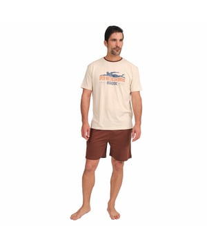 Dieser kurzärmelige Pyjama für Herren vereint Komfort und Stil in einem frischen und entspannten Set, perfekt, um bequem auszuruhen und auch zu Hause gut auszusehen.

 Details:

 T-Shirt:
 - Lockere Passform.
 - Rundhalsausschnitt.
 - Kurze Ärmel.
 - Frontdruck.

 Kurz:
 - Kurz und weit.
 - Seitentaschen.
 - Elastischer Bund.
 - Leichter und kühler Stoff für die wärmsten Nächte.
 - Ton-in-Ton sichtbare Nähte.

 Für alle, die eine erholsame Nachtruhe wünschen, sind die luxuriösen Kurzarm-Pyjama-Sets von MUNICH genau das Richtige. Dieser bequeme und modische Kurzarm-Schlafanzug für Herren wird aus den feinsten Stoffen und mit einer in der Branche unübertroffenen Liebe zum Detail gefertigt und garantiert Ihnen jede Nacht einen erholsamen Schlaf.
 Komposition: T-Shirt: 50 % Modal, 50 % Baumwolle; Shorts: 50 % Modal, 50 % Baumwolle
 Pflege:
Maschinenwäsche max. 30ºC.
 Verwenden Sie ein mildes Reinigungsmittel.
 Vermeiden Sie Bleichmittel.
 Bei niedriger Temperatur trocknen.
 Vorsichtig bügeln, denn dieser Temperatur kann zu leichten bis mittleren Temperaturen führen.