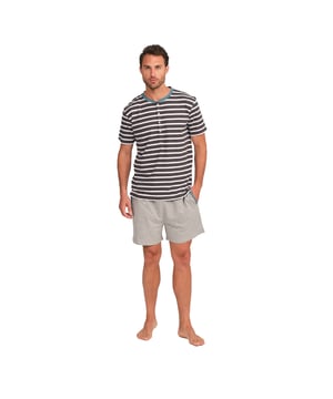Disfruta de un descanso reparador con este elegante y cómodo conjunto de pijama para hombre. Diseñado para brindar la máxima comodidad sin renunciar al estilo, este pijama hombre combina una camiseta de manga corta con un pantalón corto, perfecto para las noches de descanso y el relax en casa.

Detalles:

Camiseta:
- Corte relajado.
- Cuello redondo con tapeta de botones.
- Manga corta.
- Tejido ligero y transpirable.

Short:
- Corto y holgado.
- Bolsillos laterales.
- Cinturilla elástica ajustable mediante cordón.
- Tela ligera y fresca para las noches más cálidas.
- Costuras vistas a tono.

Para los que buscan un sueño reparador, los lujosos conjuntos de pijama manga corta de J and J Brothers son lo que buscan. Confeccionados con los mejores tejidos y con una atención al detalle sin parangón en el sector, estos cómodos y elegantes pijamas manga corta hombre te permitirán dormir de lujo todas y cada una de las noches.
 Composición: Camiseta: 100% Algodón; Short: 90% Algodón, 10% Viscosa
 Cuidados:
Lavar a máquina máx. 30ºC.
Usar detergente suave.
Evitar blanqueadores.
Secar a baja temperatura.
Planchar a baja temperatura.