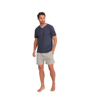 Disfruta de un descanso reparador con este elegante y cómodo conjunto de pijama para hombre. Diseñado para brindar la máxima comodidad sin renunciar al estilo, este pijama hombre combina una camiseta de manga corta con un pantalón corto, perfecto para las noches de descanso y el relax en casa.

Detalles:

Camiseta:
- Corte relajado.
- Cuello de pico.
- Manga corta.
- Tejido ligero y transpirable.

Short:
- Corto y holgado.
- Bolsillos laterales.
- Cinturilla elástica ajustable con cordón.
- Tela ligera y fresca para las noches más cálidas.
- Costuras vistas a tono.

Para los que buscan un sueño reparador, los lujosos conjuntos de pijama manga corta de J and J Brothers son lo que buscan. Confeccionados con los mejores tejidos y con una atención al detalle sin parangón en el sector, estos cómodos y elegantes pijamas manga corta hombre te permitirán dormir de lujo todas y cada una de las noches.
 Composición: Camiseta: 100% Algodón; Short: 90% Algodón, 10% Viscosa
 Cuidados:
Lavar a máquina máx. 30ºC.
Usar detergente suave.
Evitar blanqueadores.
Secar a baja temperatura.
Planchar a baja temperatura.