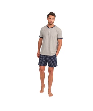 Disfruta de un descanso reparador con este elegante y cómodo conjunto de pijama para hombre. Diseñado para brindar la máxima comodidad sin renunciar al estilo, este pijama hombre combina una camiseta de manga corta con un pantalón corto, perfecto para las noches de descanso y el relax en casa.

Detalles:

Camiseta:
- Corte relajado.
- Cuello redondo con tapeta de botones.
- Manga corta.
- Tejido ligero y transpirable.

Short:
- Corto y holgado.
- Bolsillos laterales.
- Cinturilla elástica ajustable mediante cordón.
- Tela ligera y fresca para las noches más cálidas.
- Costuras vistas a tono.

Para los que buscan un sueño reparador, los lujosos conjuntos de pijama manga corta de J and J Brothers son lo que buscan. Confeccionados con los mejores tejidos y con una atención al detalle sin parangón en el sector, estos cómodos y elegantes pijamas manga corta hombre te permitirán dormir de lujo todas y cada una de las noches.
 Composición: Camiseta: 90% Algodón, 10% Viscosa; Short: 100% Algodón
 Cuidados:
Lavar a máquina máx. 30ºC.
Usar detergente suave.
Evitar blanqueadores.
Secar a baja temperatura.
Planchar a baja temperatura.