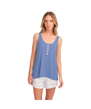 Deze mouwloze pyjamaset voor dames is perfect voor wie op zoek is naar comfort zonder stijl op te offeren. Het moderne en ontspannen ontwerp, samen met de zachte en ademende materialen, maken het ideaal om in alle comfort uit te rusten.

 Details:

 T-shirt:
 - Los en vloeiend model.
 - Ronde hals met middellange knoopsluiting.
 - Mouwloos.
 - Zachte en lichte stof.

 Kort:
 - Kort en ontspannen.
 - Elastische tailleband.
 - Lichte en koele stof voor de warmste nachten.

 Voor wie op zoek is naar een verkwikkende nachtrust zijn de luxueuze mouwloze damespyjamasets van J and J Brothers ideaal. Deze comfortabele en stijlvolle damespyjama's zijn gemaakt van de fijnste stoffen en hebben een ongeëvenaarde aandacht voor detail. Ze zorgen ervoor dat je elke nacht in luxe slaapt.

 Als u een van die mensen bent die een goede zomerpyjama voor dames belangrijk vindt, dan bent u hier op de juiste plaats.
 Samenstelling: T-shirt: 50% Katoen, 50% Modal; Shorts: 50% Katoen, 50% Modal
 Onderhoud:
Machinewas max. 30ºC.
 Gebruik een mild wasmiddel.
 Vermijd bleekmiddelen.
 Drogen op lage temperatuur.
 Strijken op lage temperatuur.