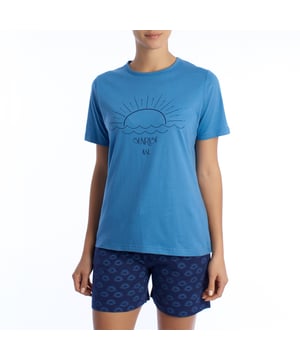 Sommerpyjama der Marke Kisses&Love.
 Damenpyjama mit Kurzarm-T-Shirt und Shorts.
 Das T-Shirt hat einen Rundhalsausschnitt und Armausschnitte in Kontrastfarbe sowie einen Aufdruck in der Mitte. Der Druck lässt sich perfekt mit den Shorts kombinieren.
 Das T-Shirt besteht aus Baumwolle, einem perfekten Stoff für Sommernächte, da er atmungsaktiv, weich und zart auf der Haut ist.
 Elastischer Bund.
 Markenlogo auf dem T-Shirt-Aufdruck und auf dem Etikett.
 Nähte im Ton sichtbar.

 Der Sommer-Damenpyjama für Damen ist das perfekte Kleidungsstück, um warme Nächte mit Stil und Komfort zu genießen. Dieser Damenpyjama, der speziell für die Frühjahr-Sommer-Saison entworfen wurde, vereint Leichtigkeit, Weichheit und ein elegantes Design, das für Frische und Komfort während der Ruhezeiten sorgt.

 Wählen Sie Stil, Qualität und Komfort mit Kisses&Love!
 Komposition: 100% Baumwolle
 Pflege:
Akzeptieren Sie die Waschmaschine bei maximaler Temperatur. von 30º.
 Es ist weder Bleichmittel noch anderen Chloraten beständig.
 Widersteht dem Bügeln nicht.
 Widersteht einer chemischen Reinigung nicht.
 Hält dem Trockner nicht stand.