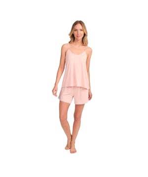Dieses Pyjama-Set mit Trägern für Damen ist perfekt für alle, die Komfort suchen, ohne auf Stil zu verzichten. Sein modernes und entspanntes Design sowie die weichen und atmungsaktiven Materialien machen es ideal zum Ausruhen in absolutem Komfort.

 Details:

 T-Shirt:
 - Lockere Passform.
 - Rundhalsausschnitt.
 - Verstellbare Träger.
 - Spitzenbesatz.
 - Weicher und leichter Stoff.

 Kurz:
 - Kurz und weit.
 - Elastischer Bund.
 - Mit Spitze passend zum Oberteil versehen.
 - Leichter und kühler Stoff für die wärmsten Nächte.

 Für alle, die sich eine erholsame Nachtruhe wünschen, sind die luxuriösen Träger-Pyjama-Sets für Damen von J and J Brothers genau das Richtige. Dieser bequeme und modische Damenpyjama wird aus den feinsten Stoffen und mit einer in der Branche unübertroffenen Liebe zum Detail gefertigt und garantiert Ihnen jede Nacht einen luxuriösen Schlaf.

 Wenn Sie zu denen gehören, für die ein guter Damen-Sommerpyjama von größter Bedeutung ist, sind Sie hier richtig.
 Komposition: T-Shirt: 95 % Modal, 5 % Elastan; Shorts: 95 % Modal, 5 % Elastan
 Pflege:
Maschinenwäsche max. 30ºC.
 Verwenden Sie ein mildes Reinigungsmittel.
 Vermeiden Sie Bleichmittel.
 Bei niedriger Temperatur trocknen.
 Vorsichtig bügeln, denn dieser Temperatur kann zu leichten bis mittleren Temperaturen führen.