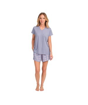 Deze pyjamaset voor dames met korte mouwen is perfect voor wie op zoek is naar comfort zonder stijl op te offeren. Het moderne en ontspannen ontwerp, samen met de zachte en ademende materialen, maken het ideaal om in alle comfort uit te rusten.

 Details:

 T-shirt:
 - Relaxte pasvorm.
 - V-hals.
 - Korte mouw.
 - Zakje aan de voorkant.
 - Zachte en lichte stof.

 Kort:
 - Kort en baggy.
 - Zijzakken.
 - Verstelbare elastische tailleband met trekkoord.
 - Lichte en koele stof voor de warmste nachten.

 Voor wie op zoek is naar een verkwikkende nachtrust zijn de luxueuze pyjamasets met korte mouwen van J and J Brothers ideaal. Deze comfortabele en stijlvolle pyjama's met korte mouwen voor dames zijn gemaakt van de fijnste stoffen en hebben een ongeëvenaarde aandacht voor detail. Ze zorgen ervoor dat je elke nacht in luxe slaapt.

 Als jij ook zo'n grote waarde hecht aan een goede zomerpyjama voor vrouwen, dan zit je hier goed.
 Samenstelling: T-shirt: 50% Katoen, 50% Modal; Korte broek: 100% viscose
 Onderhoud:
Machinewas max. 30ºC.
 Gebruik een mild wasmiddel.
 Vermijd bleekmiddelen.
 Drogen op lage temperatuur.
 Strijken op lage temperatuur.