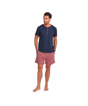 Disfruta de un descanso reparador con este elegante y cómodo conjunto de pijama para hombre. Diseñado para brindar la máxima comodidad sin renunciar al estilo, este pijama hombre combina una camiseta de manga corta con un pantalón corto, perfecto para las noches de descanso y el relax en casa.

Detalles:

Camiseta:
- Corte relajado.
- Cuello redondo con tapeta de botones.
- Manga corta.
- Tejido ligero y transpirable.

Short:
- Corto y holgado.
- Bolsillos laterales.
- Cinturilla elástica ajustable mediante cordón.
- Tela ligera y fresca para las noches más cálidas.
- Costuras vistas a tono.

Para los que buscan un sueño reparador, los lujosos conjuntos de pijama manga corta de J and J Brothers son lo que buscan. Confeccionados con los mejores tejidos y con una atención al detalle sin parangón en el sector, estos cómodos y elegantes pijamas manga corta hombre te permitirán dormir de lujo todas y cada una de las noches.
 Composición: Camiseta: 100% Algodón; Short: 100% Algodón
 Cuidados:
Lavar a máquina máx. 30ºC.
Usar detergente suave.
Evitar blanqueadores.
Secar a baja temperatura.
Planchar a baja temperatura.
