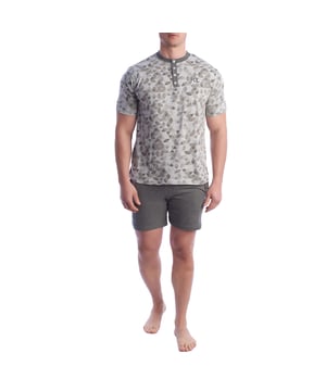 Short-sleeved and short-pants pajamas, model KL30000.

 The men's pajamas combine a short-sleeved round-neck T-shirt and shorts.
 Made of soft and breathable materials, it ensures comfort throughout the night.
 Ideal for any season, this set offers a perfect balance between style and comfort for a restful night's sleep.

 Exclusive designs and a variety of prints: The men's summer pajamas are available in a wide range of exclusive designs and prints, allowing you to choose from different styles that reflect your personality and taste. From prints to stripes, each pajama offers a unique and special touch.

 Easy Care & Durability: Made from durable cotton, the men's pajamas are easy to machine wash and maintain their softness, color and shape wash after wash. This easy maintenance ensures that the pajamas remain a favorite item in your wardrobe, offering durability and practicality over time, especially during the warmer seasons.

 Men's summer pajamas, the perfect gift for Father's Day, anniversary, Christmas, New Year, birthday, and much more!

 Choose style, quality and comfort with Kisses&Love!
 Composition: 100% Cotton
 Care:
Wash at maximum temperature 30º.
 Dry at low temperature.
 Do not use bleach.
 Do not iron.
 Do not dry clean.