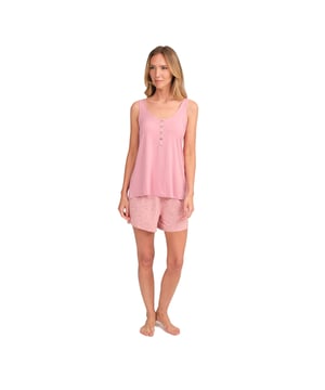 Este conjunto de pijama mujer sin mangas es perfecto para quienes buscan comodidad sin renunciar al estilo. Su diseño moderno y relajado, junto con materiales suaves y transpirables, hacen que sea ideal para descansar con total confort.

Detalles:

Camiseta:
- Corte holgado y fluido.
- Cuello redondo con cierre medio de botones.
- Sin mangas.
- Tejido suave y ligero.

Short:
- Corto y relajado.
- Cinturilla elástica.
- Tela ligera y fresca para las noches más cálidas.

Para los que buscan un sueño reparador, los lujosos conjuntos de pijama sin mangas mujer de J and J Brothers son lo que buscan. Confeccionados con los mejores tejidos y con una atención al detalle sin parangón en el sector, estos cómodos y elegantes pijamas mujer te permitirán dormir de lujo todas y cada una de las noches.

Si eres de las que le da una importancia capital a tener un buen pijama de verano de mujer, estás en el sitio indicado.
 Composición: Camiseta: 95% Modal, 5% Elastano; Short: 95% Modal, 5% Elastano
 Cuidados:
Lavar a máquina máx. 30ºC.
Usar detergente suave.
Evitar blanqueadores.
Secar a baja temperatura.
Planchar a baja temperatura.